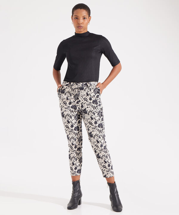 Pantalón Capri Con Estampado Floral image number null