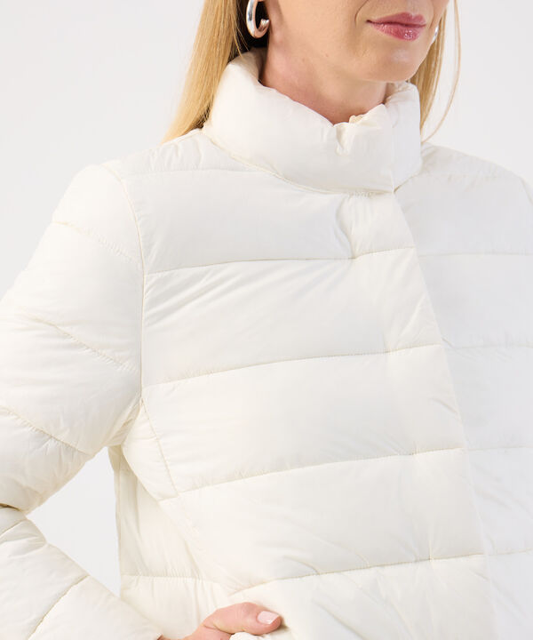 Chaqueta Acolchada de Cuello Alto image number null