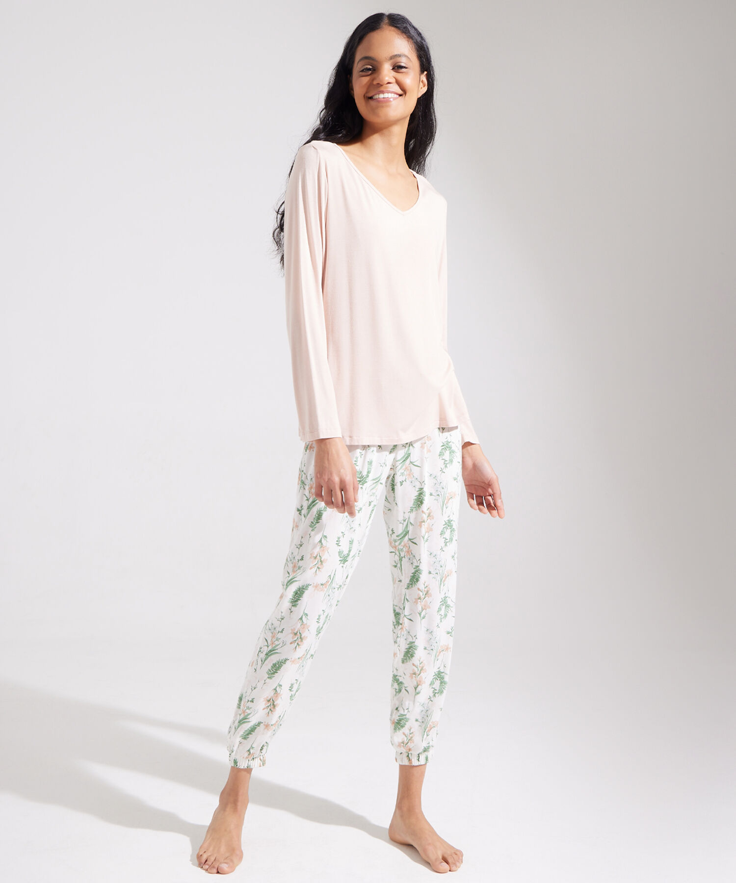 Pijama Set Camiseta Manga Larga Cuello V Unicolor Y Pantalón Plano Estampado