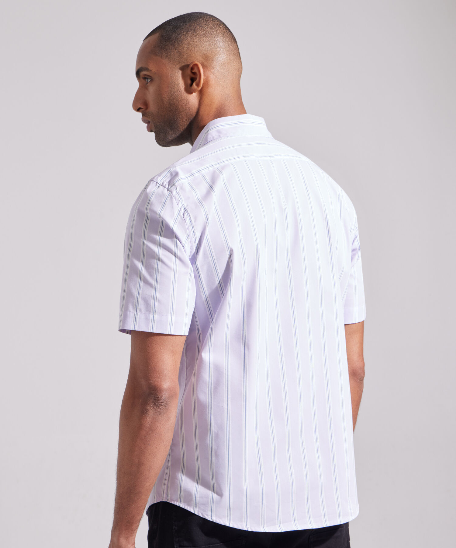 Camisa Preteñida Manga Corta Con Bolsillo Y Silueta Regular Fit