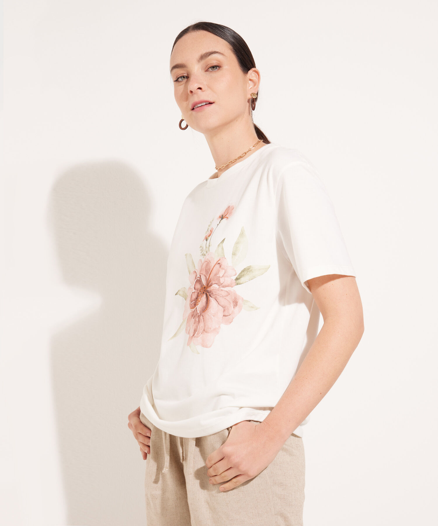 Camiseta Manga Corta Al Codo Con Screen Y Bordado En Frente