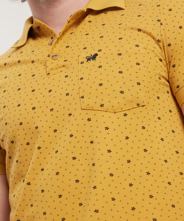 Polo Estampada, Cuello Y Puños Tejidos Con Bolsillo, Silueta Slim Fit, Safari Soft Línea Moda