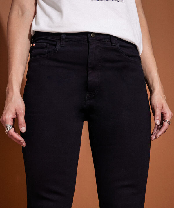 Jean Cropped Flare Tono Negro image number null