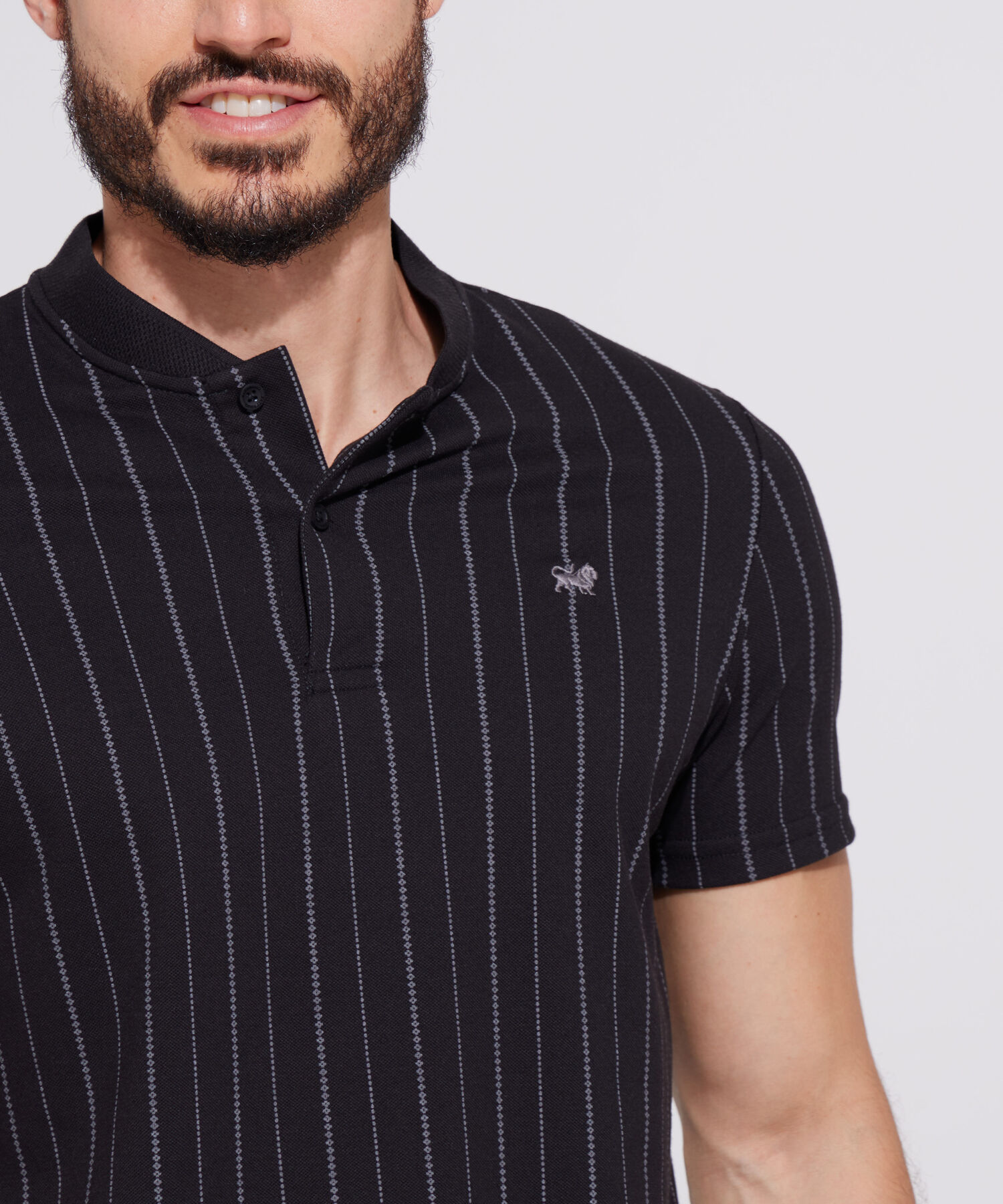 Polo Estampada, Cuello Mao Tejido Con Textura, Silueta Slim Fit
