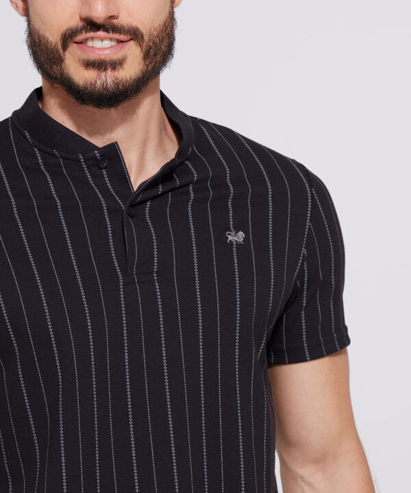 Polo Estampada, Cuello Mao Tejido Con Textura, Silueta Slim Fit