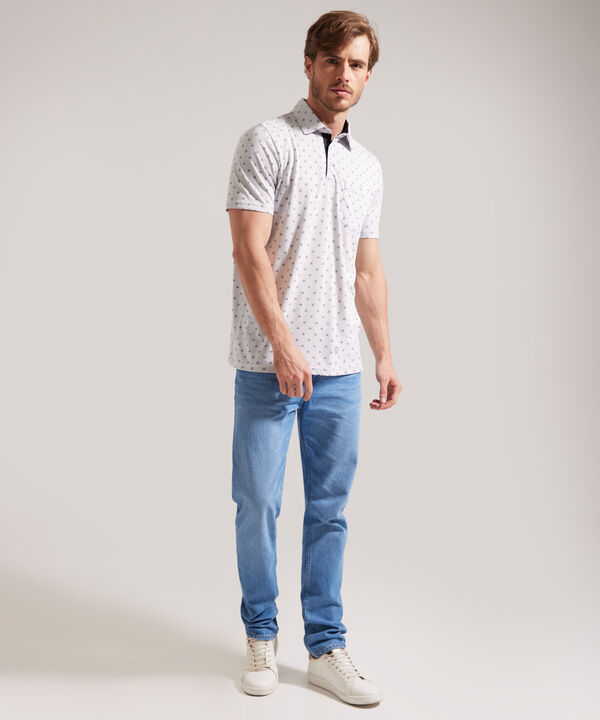 Polo Estampada, Cuello Duro, Manga Corta Con Bolsillo, Silueta Regular Fit