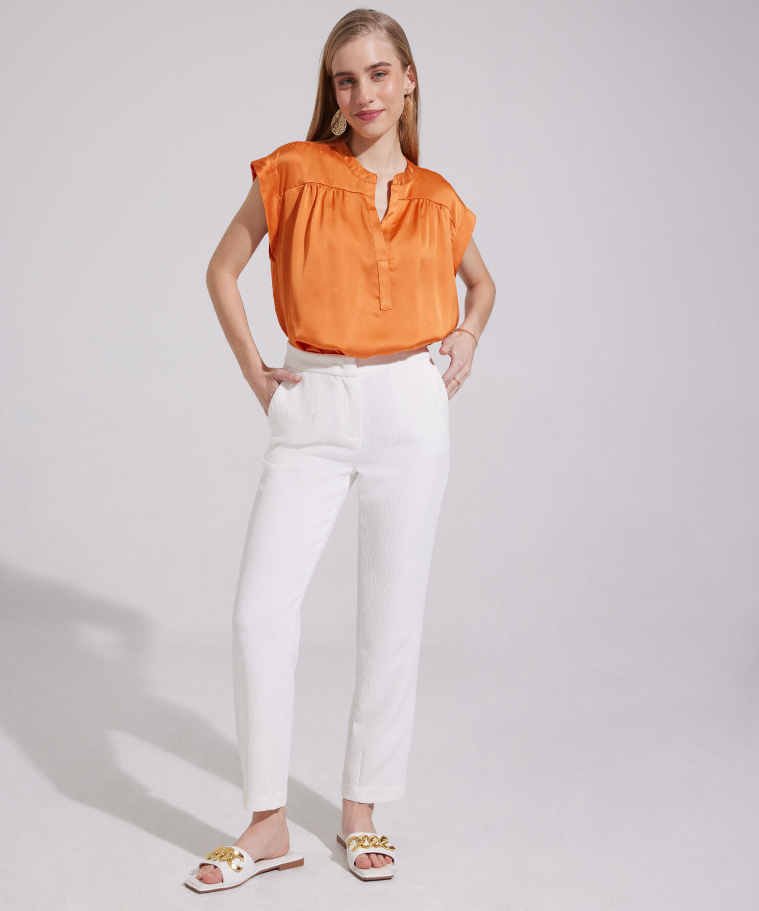 Pantalón Unicolor Con Detalle De Pinzas En Bota