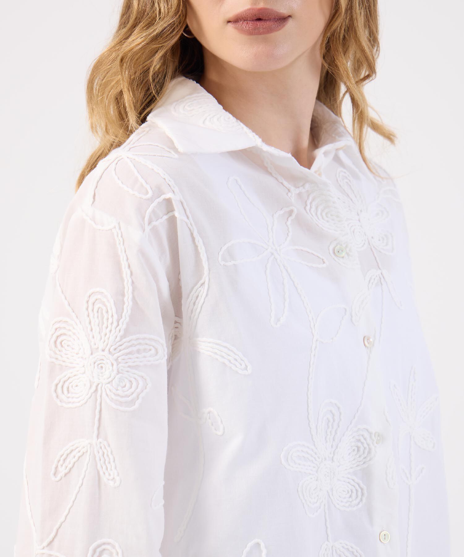 Camisa Blanca con Bordado Floral