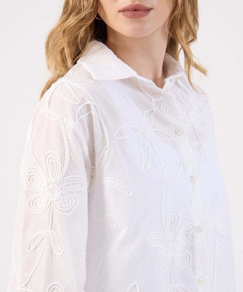 Camisa Blanca con Bordado Floral