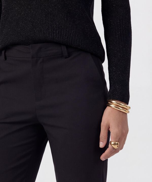 Pantal&oacute;n Capri Con Bot&oacute;n A Contraste Para Mujer