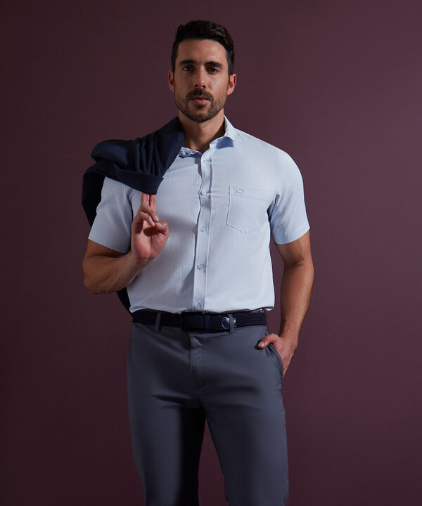 Camisa Estampada Con Textura, Manga Corta Con Bolsillo Y Silueta Regular Fit