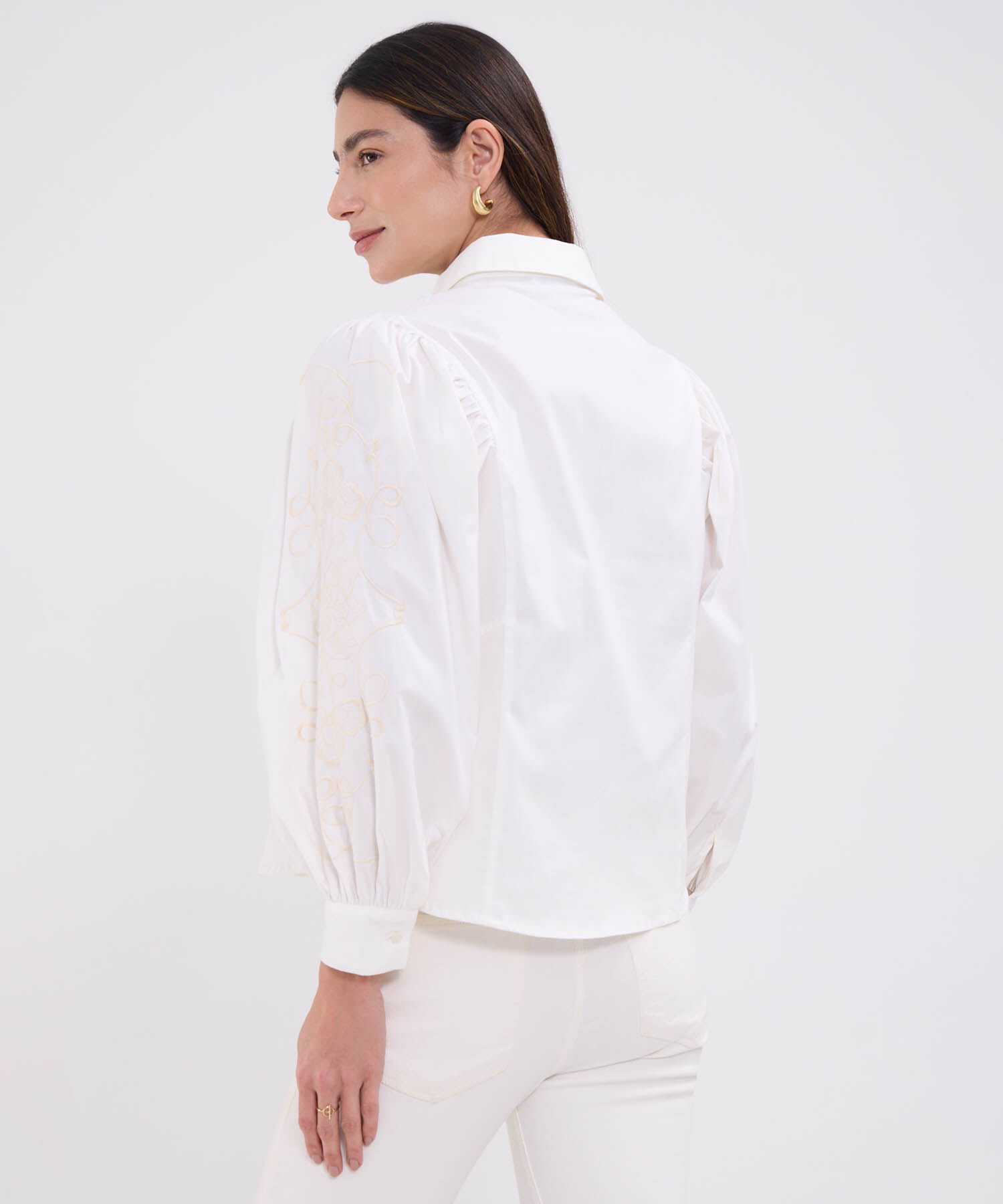 Camisa unicolor con bordado en mangas para mujer
