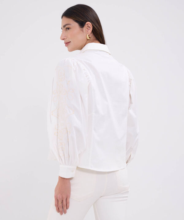 Camisa unicolor con bordado en mangas para mujer