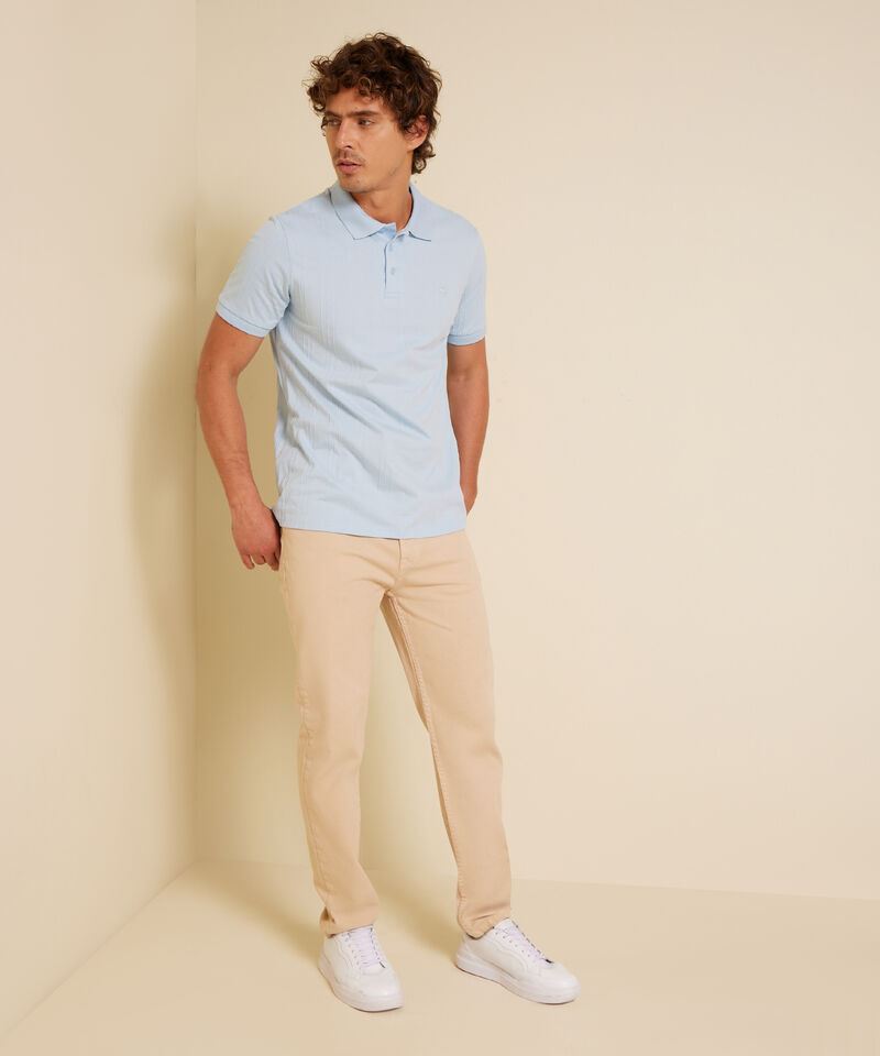 Polo Unicolor Con Textura Cuello Y Pu&ntilde;os Tejidos Sin Bolsillo Con Silueta Regular Fit