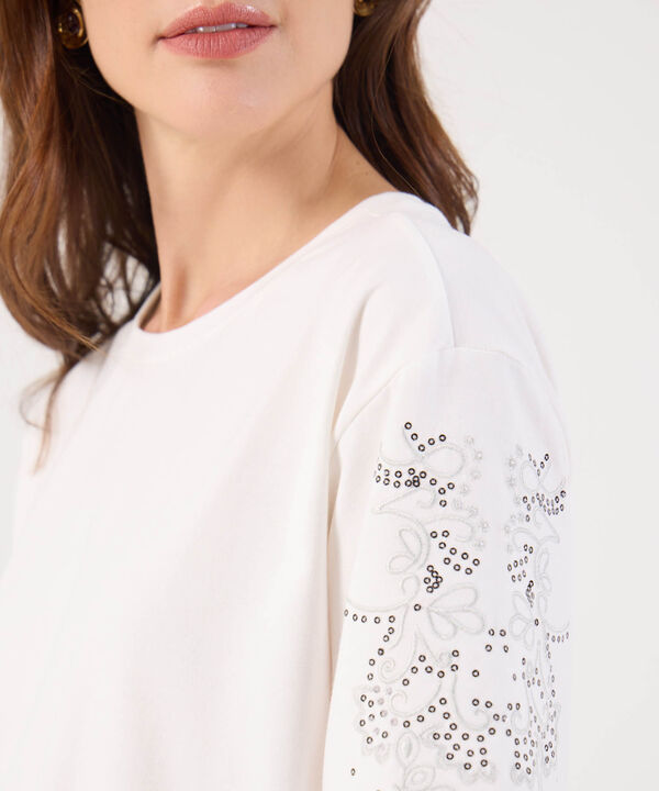 Camiseta Unicolor Con Bordado En Mangas  image number null