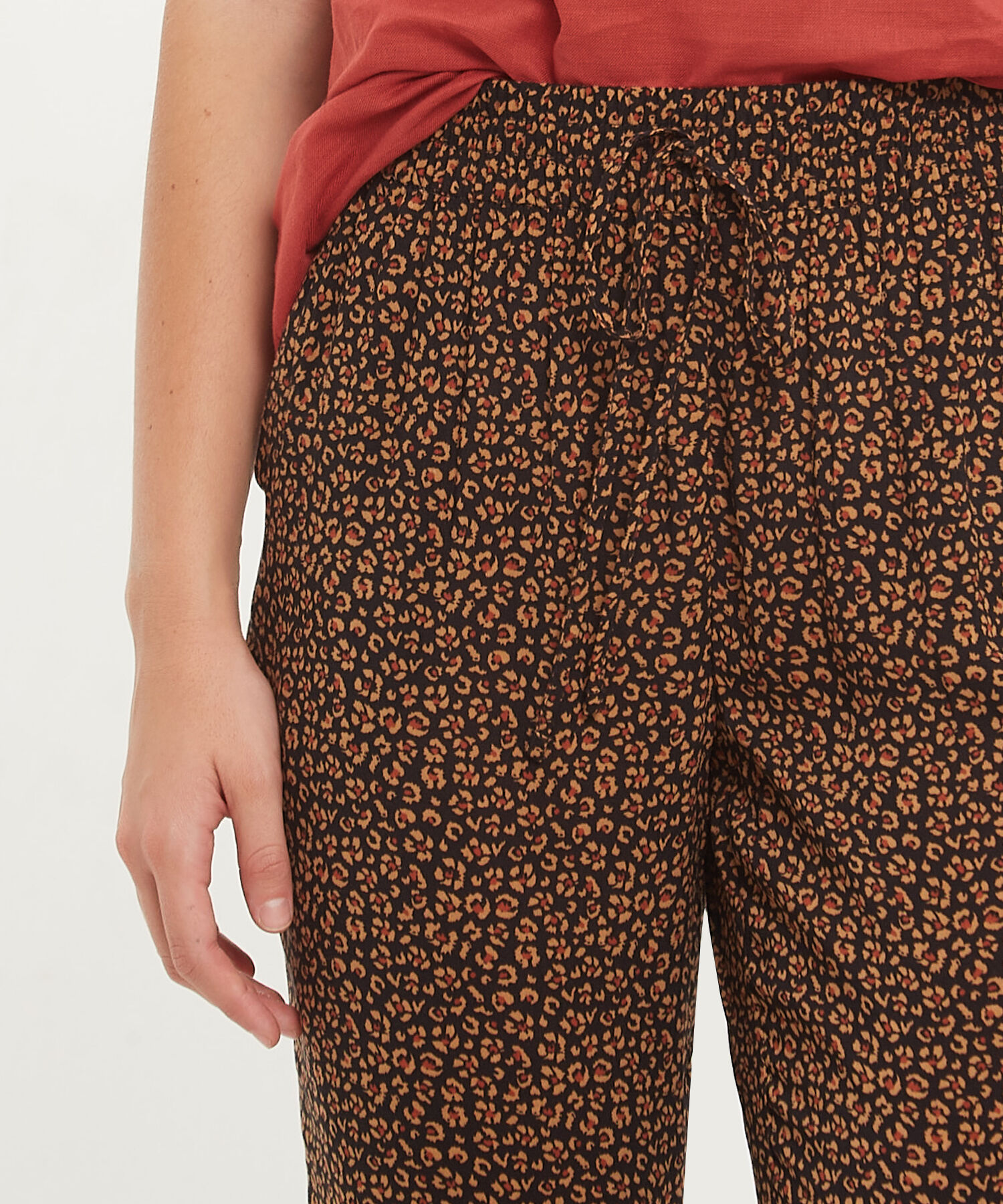 Pantalón Estampado Con Elástico En Cintura, Bolsillos Laterales Y Anudado Decorativo, Líneas