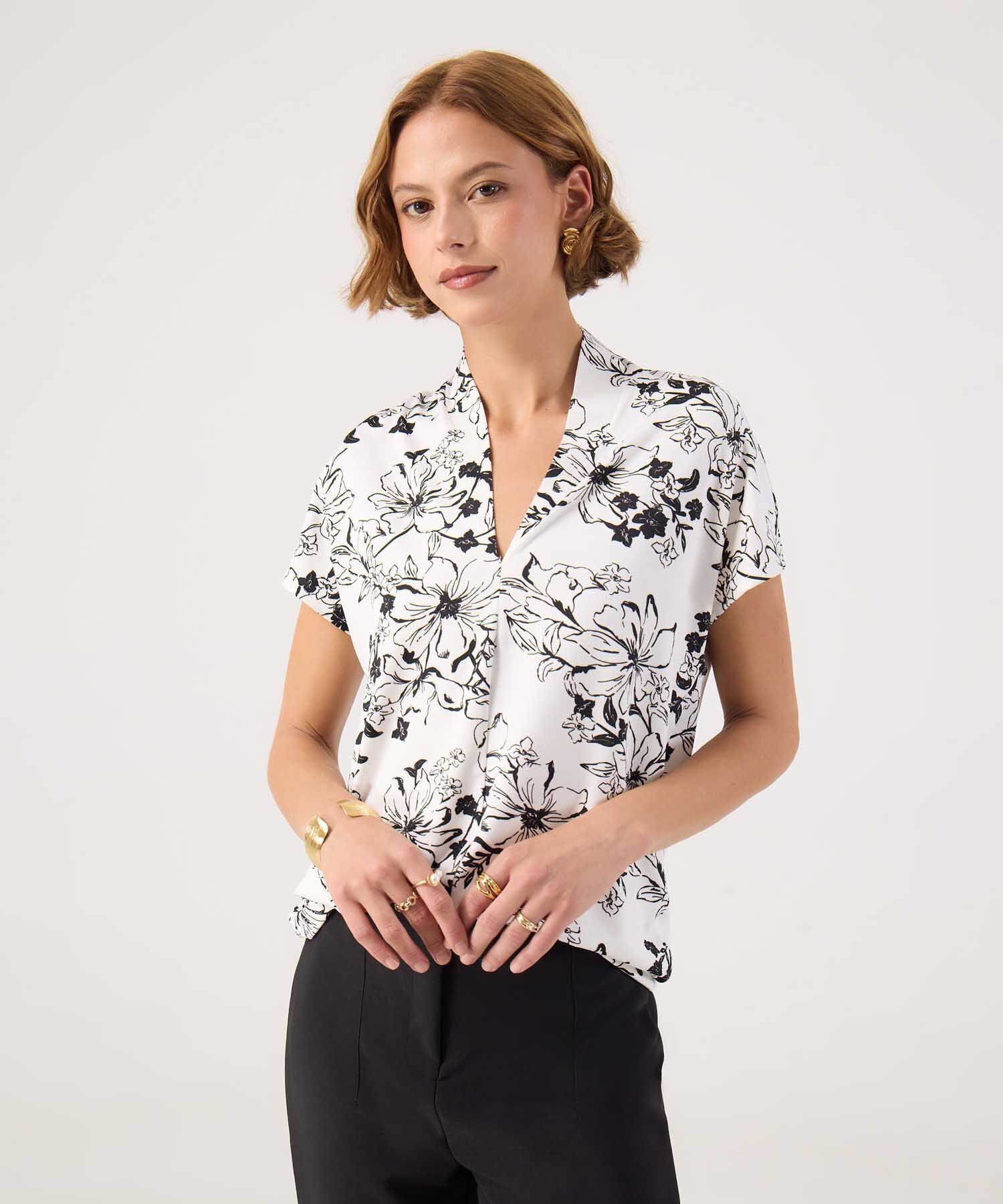 Camiseta cuello mao estampada 
