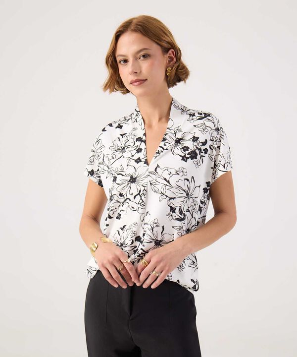 Camiseta cuello mao estampada  image number null