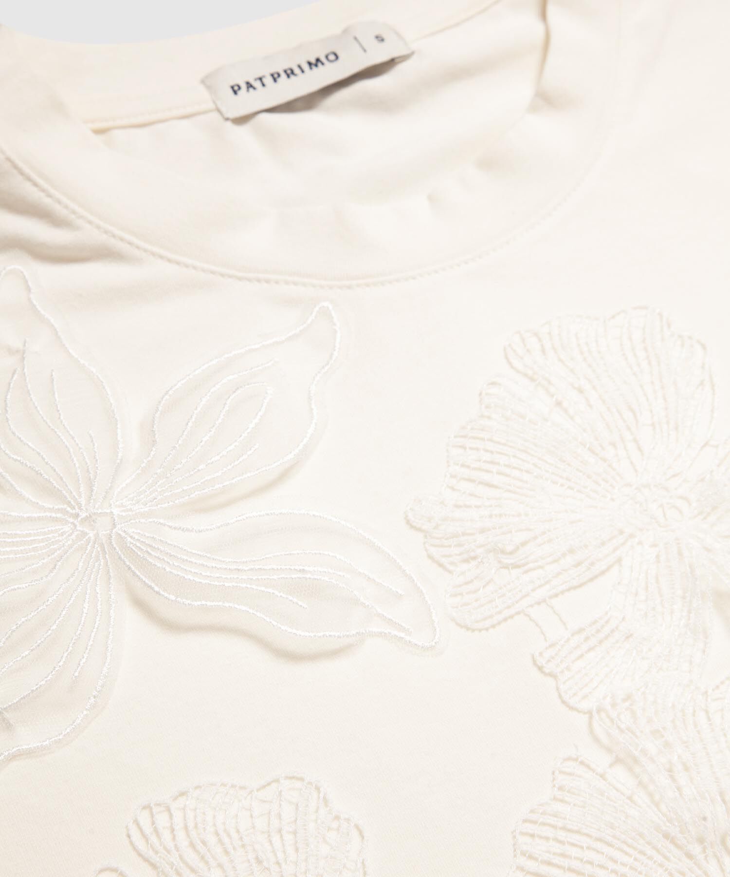 Camiseta Sisa Bordado Flores en Relieve Mujer