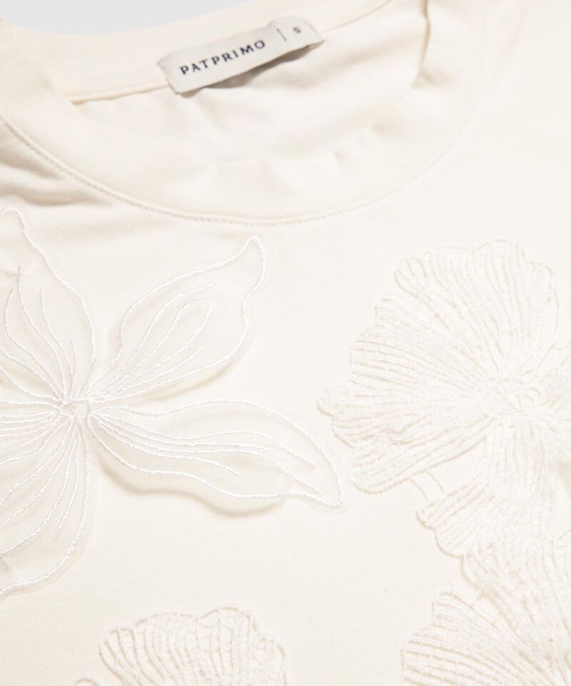 Camiseta Sisa Bordado Flores en Relieve Mujer