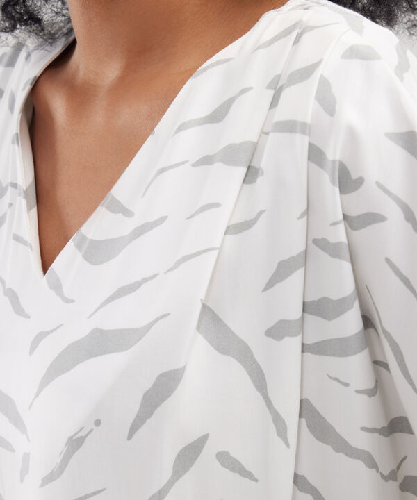 Blusa Con Pliegues En Hombro