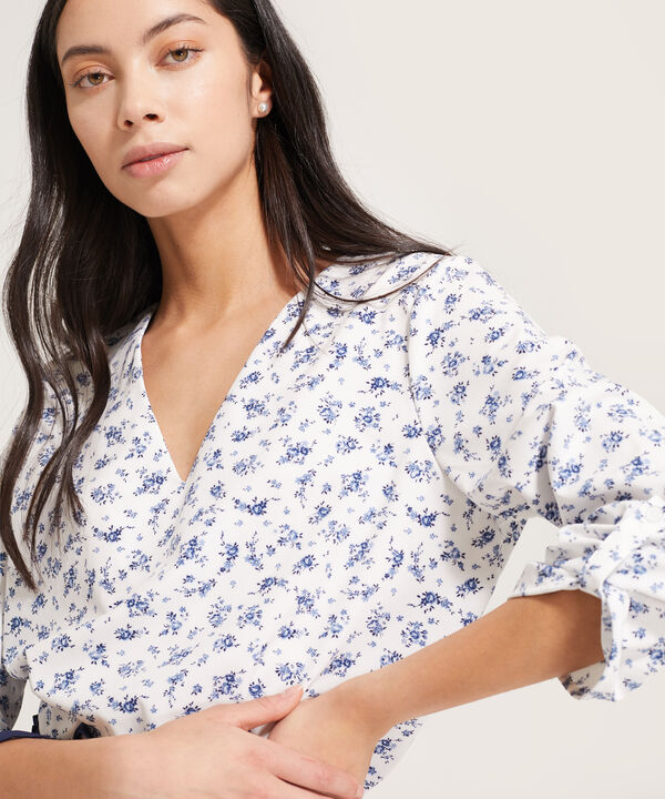 Blusa Estampada con Escote en V image number null