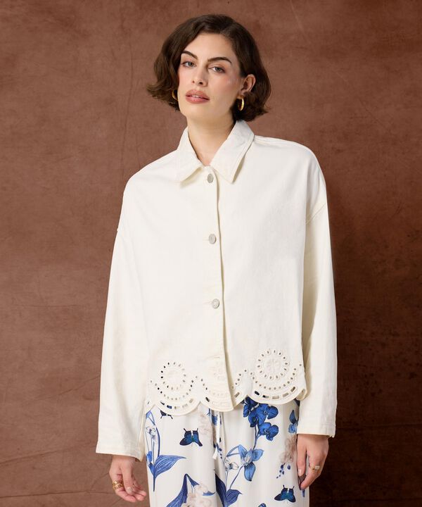 Chaqueta con Bordado Suizo en Bajo Para Mujer image number null