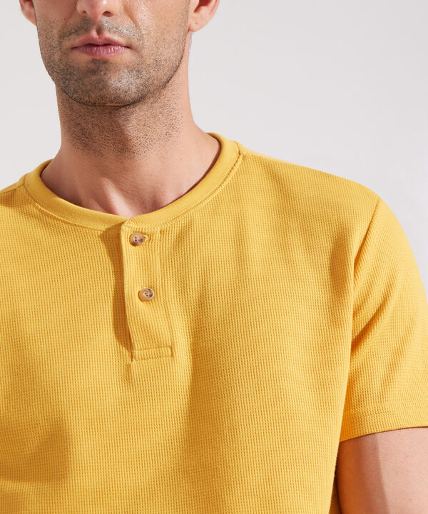 Camiseta Manga Corta Unicolor Cuello Henley image number null