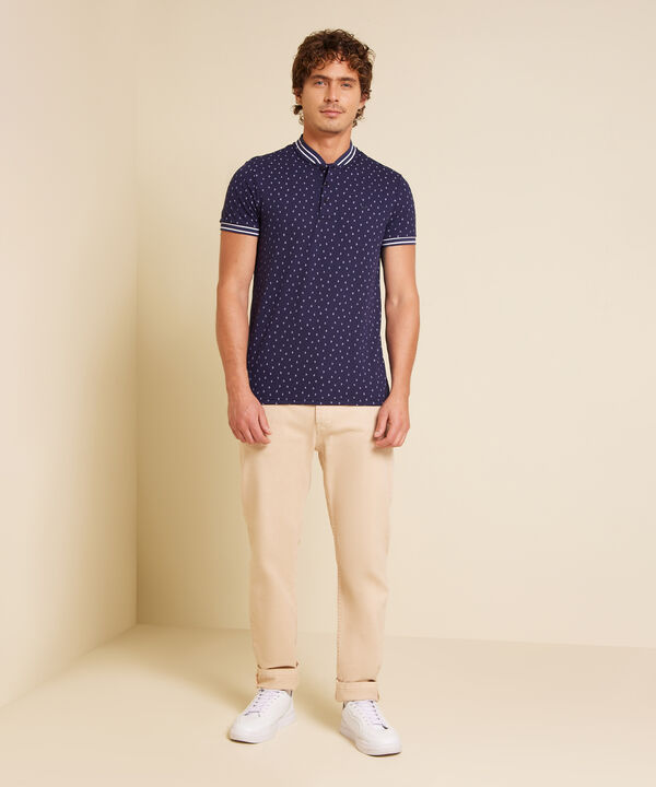 Polo Estampada, Cuello Mao, Manga Corta Con Cuello Y Puños Tejidos Preteñidos, Silueta Slim Fit