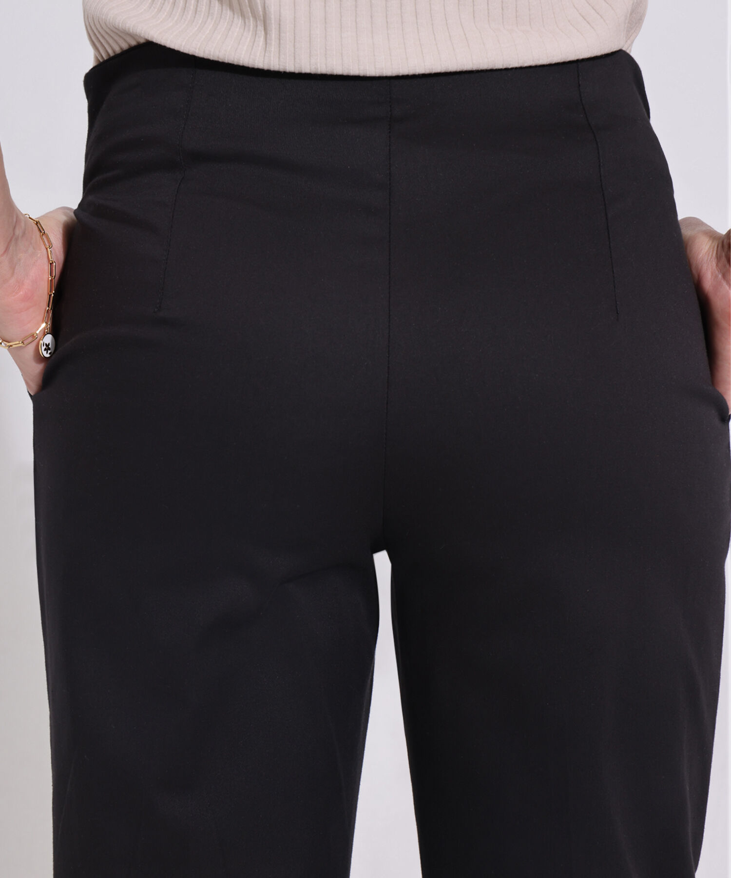 Pantalon Moda Unicolor Tiro Alto Con Pinzas En Delantero, Bota Tubo Y Bolsillos Laterales