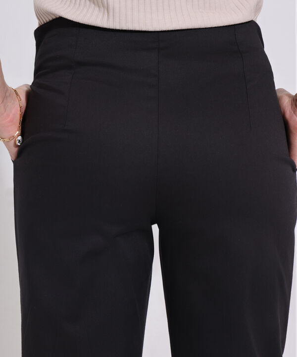 Pantalon Moda Unicolor Tiro Alto Con Pinzas En Delantero, Bota Tubo Y Bolsillos Laterales