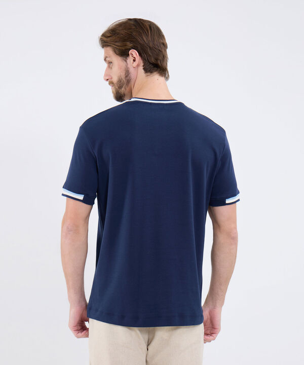 Camiseta Unicolor Con Detalle En Cuello
