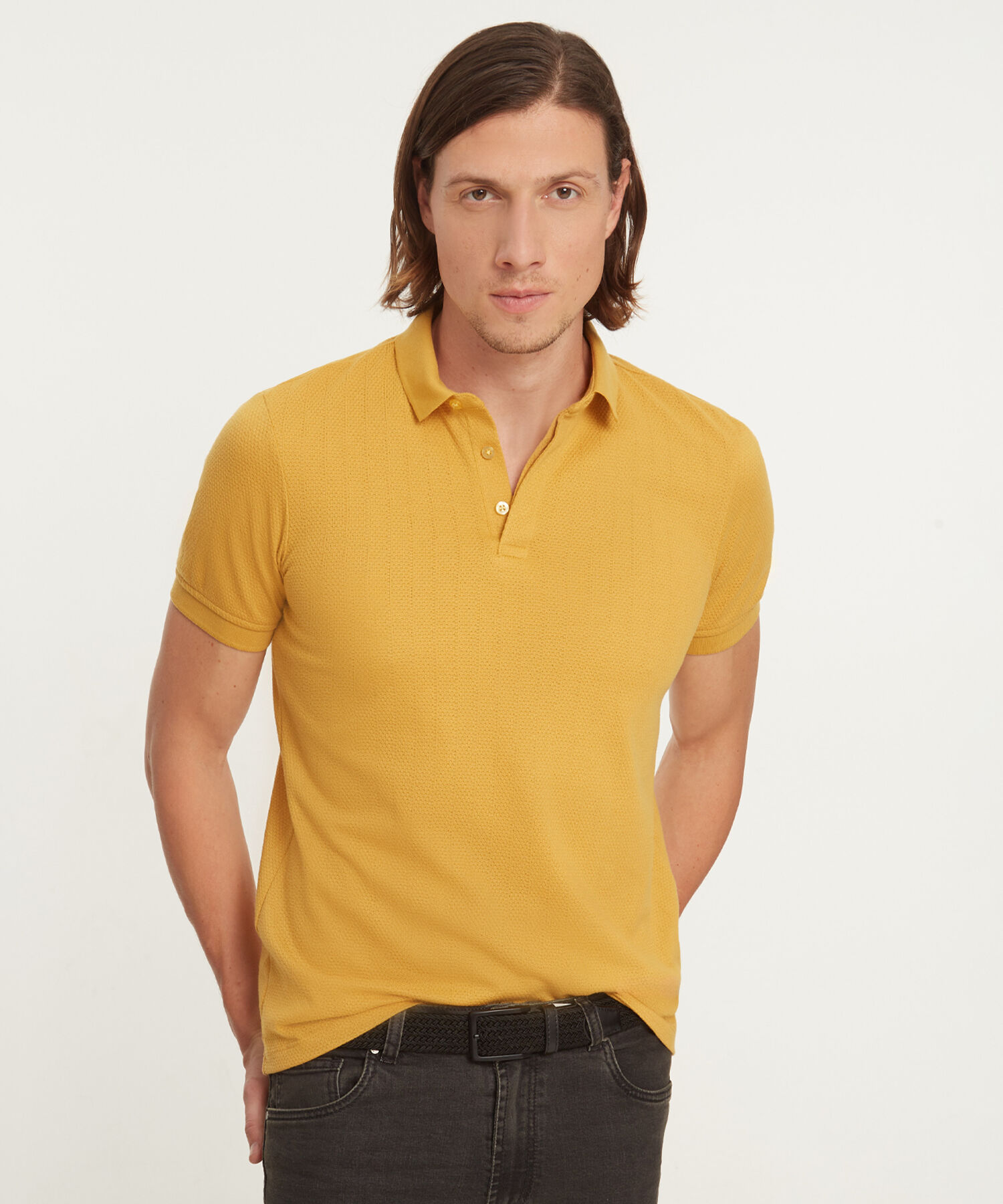 Polo Unicolor Textura Cuello Y Puños Tejidos, Pechera Con Abotonadura Interna Y Silueta Regular Fit, Safari Soft