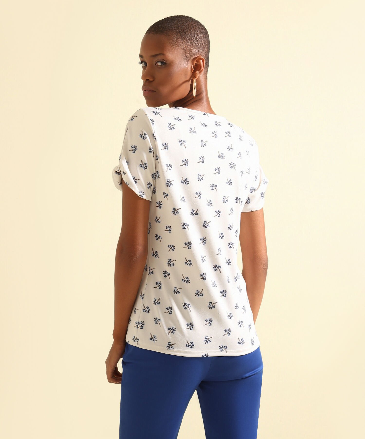 Camiseta Estampada Cuello Redondo, Manga Corta Con Abertura Y Puño Retorcido