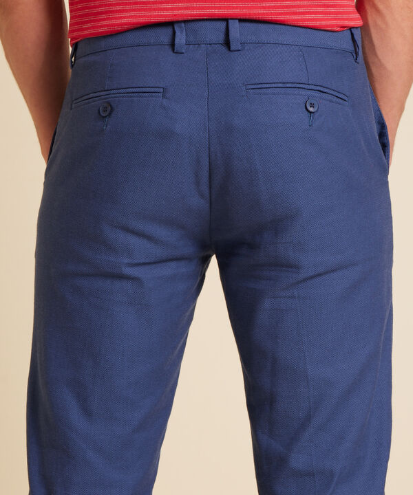 Pantalón Clásico Preteñido, Bota Recta Con Bolsillos Laterales Y Ribetes Traseros, Silueta Regular Fit