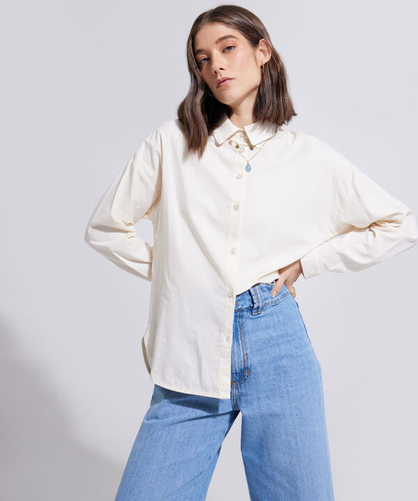 Camisa Unicolor, Manga Larga, Cuello Camisero Con Hombro Corrido Y Silueta Fluida