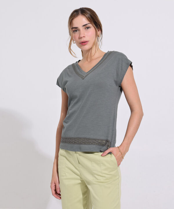 Camiseta Unicolor Manga Corta, Cuello V Con Detalle En Encaje