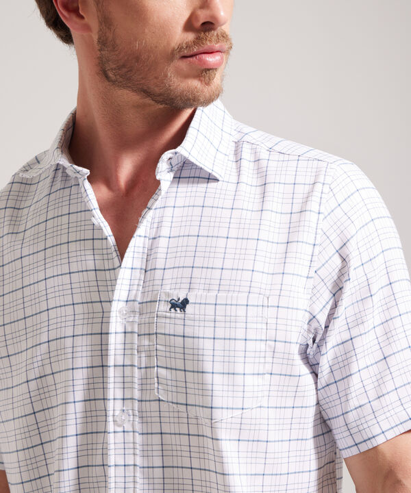 Camisa Preteñida Manga Corta Con Bolsillo Y Silueta Regular Fit