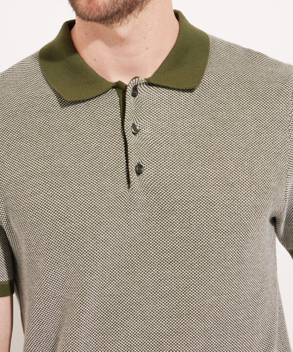 Polo Unicolor Con Detalles En Contraste image number null