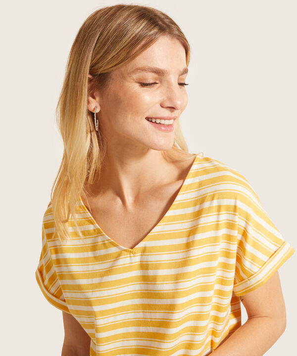 Camiseta Manga Corta Con Guardapolvo Cuello V Preteñida image number null
