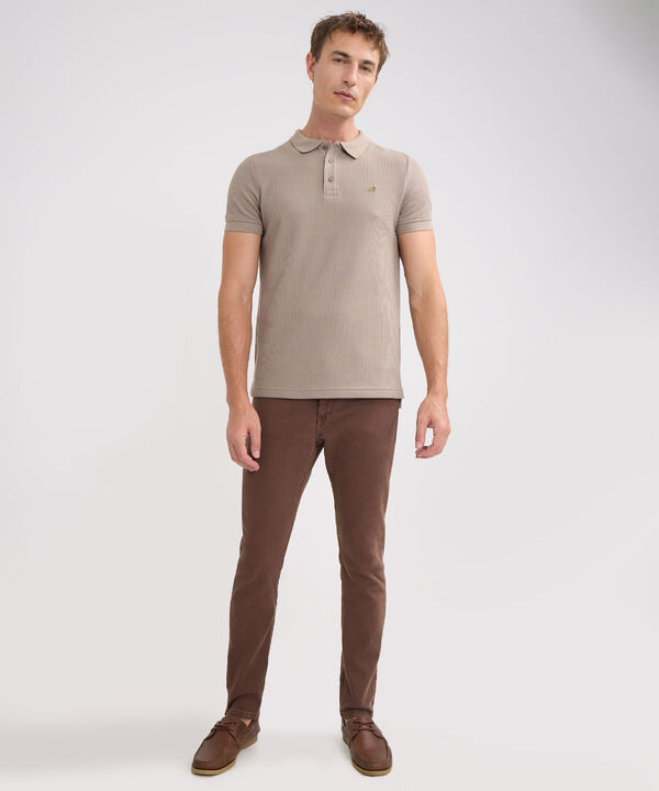 Polo Unicolor Con Textura, Cuello Y Puños Tejidos