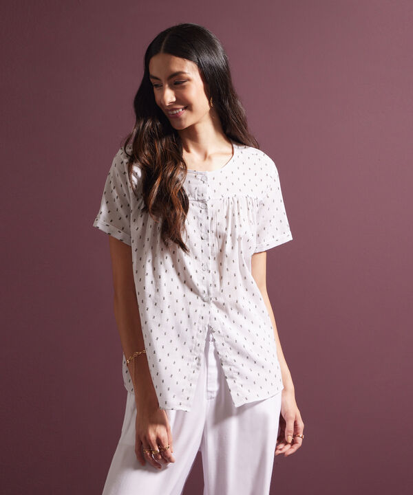 Blusa Estampada Cuello Redondo, Manga Corta Con Guardapolvo, Botonadura Y Recogido En Frente