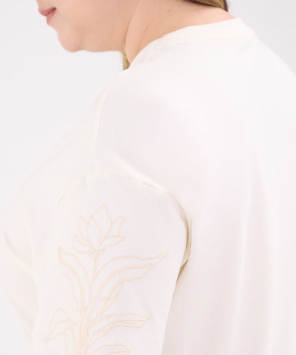 Camiseta con Bordado Floral