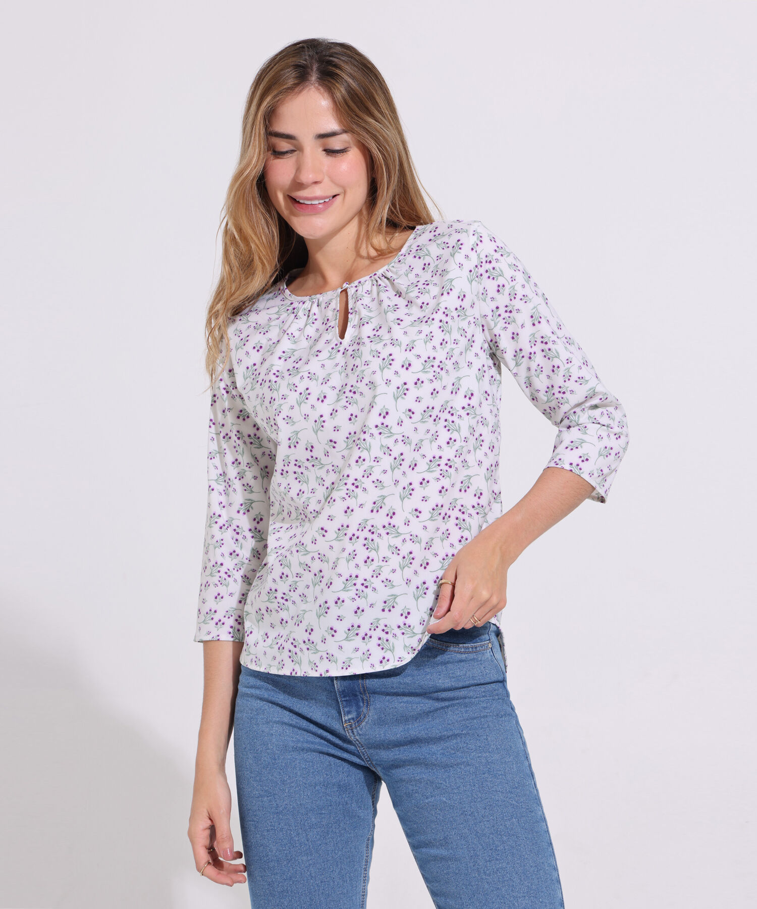Blusa Estampada Manga 3/4, Cuello Redondo Con Recogido Y Cuello Ojal, Ruedo Cola De Pato Y Silueta Fluida