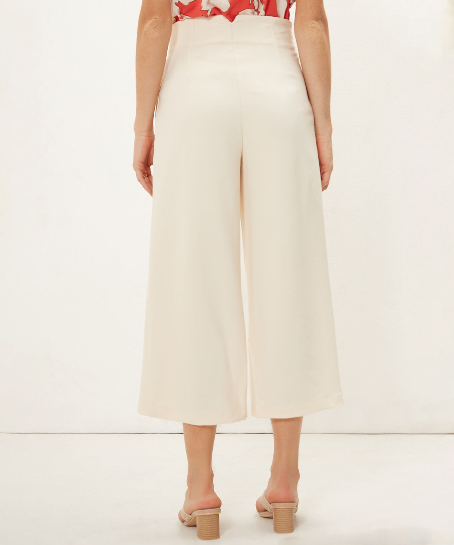 Pantalón Moda Unicolor, Tiro Alto Con Corte V En Pretina Posterior Y Ribetes Laterales, Serena