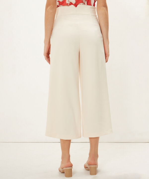 Pantalón Moda Unicolor, Tiro Alto Con Corte V En Pretina Posterior Y Ribetes Laterales, Serena