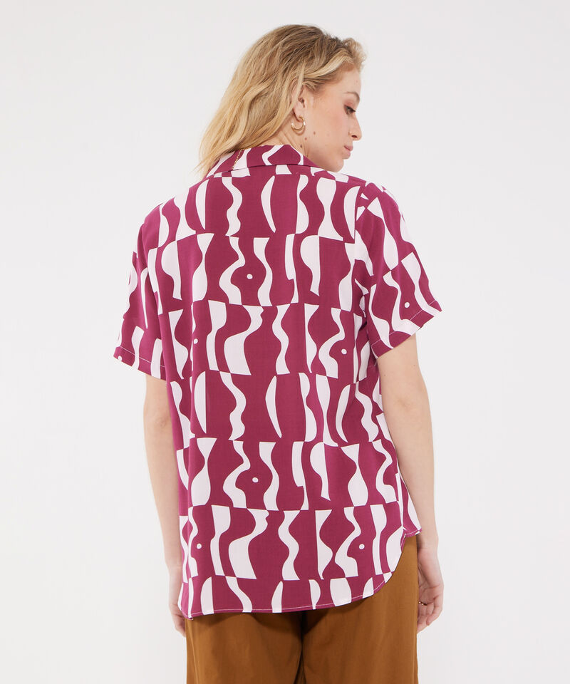 Camisa Estampada, Manga Corta, Cuello Camisero, Solapa Cruzada Con Botonadura Y Cola De Pato