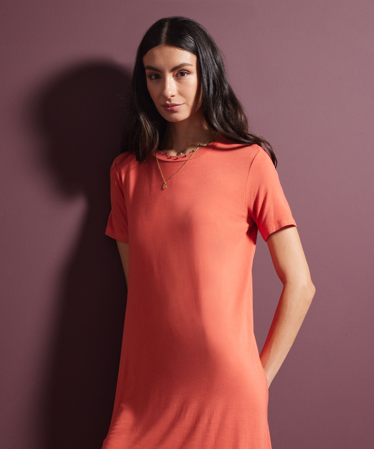 Vestido Unicolor Manga Corta, Cuello Redondo Con Silueta Fluida