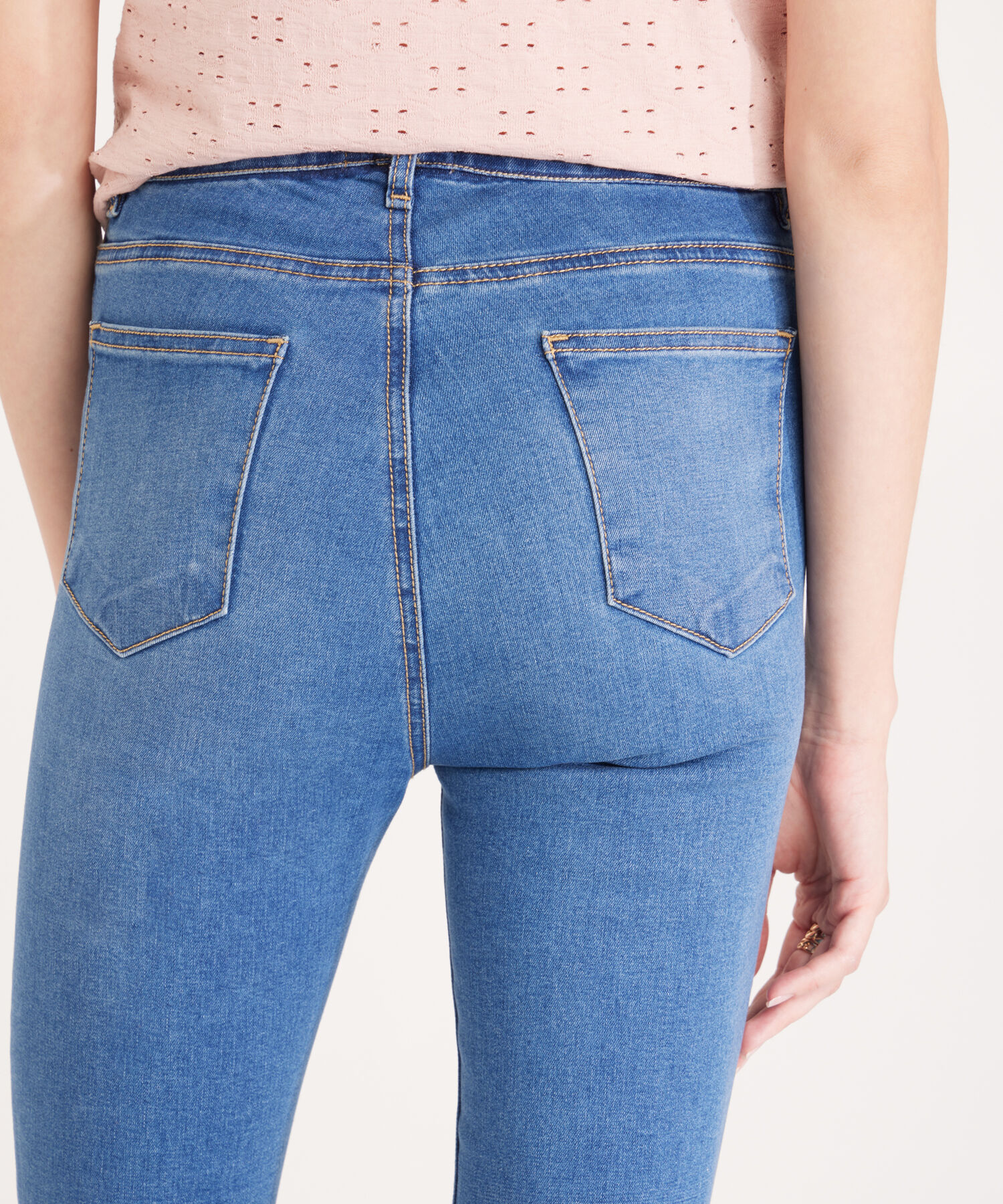 Jean Skinny Tiro Medio con Abotonadura Delantera