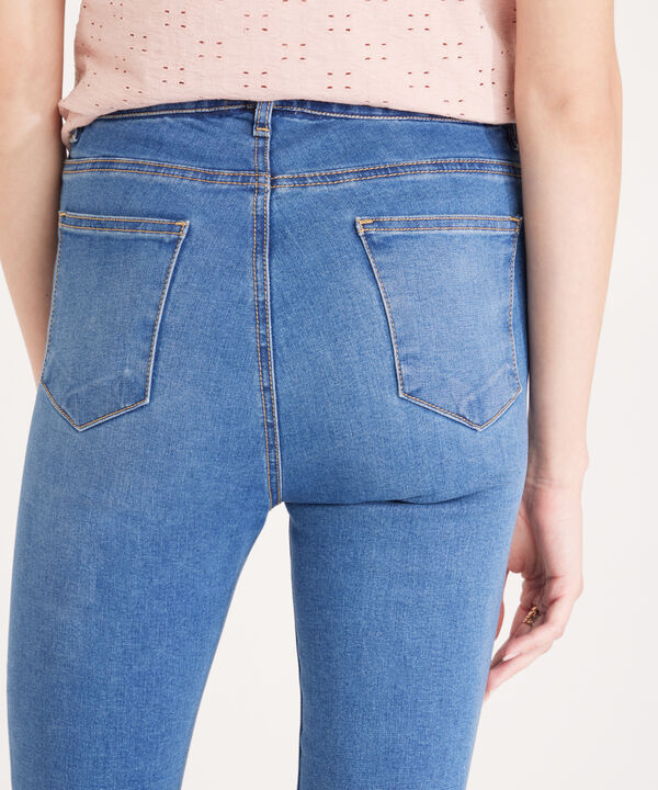 Jean Skinny Tiro Medio con Abotonadura Delantera